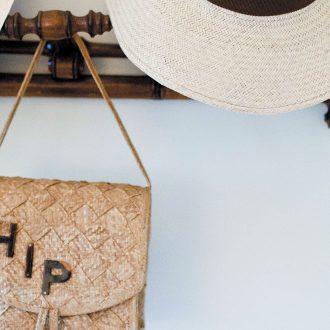 Des Panamas et un sac accrochés