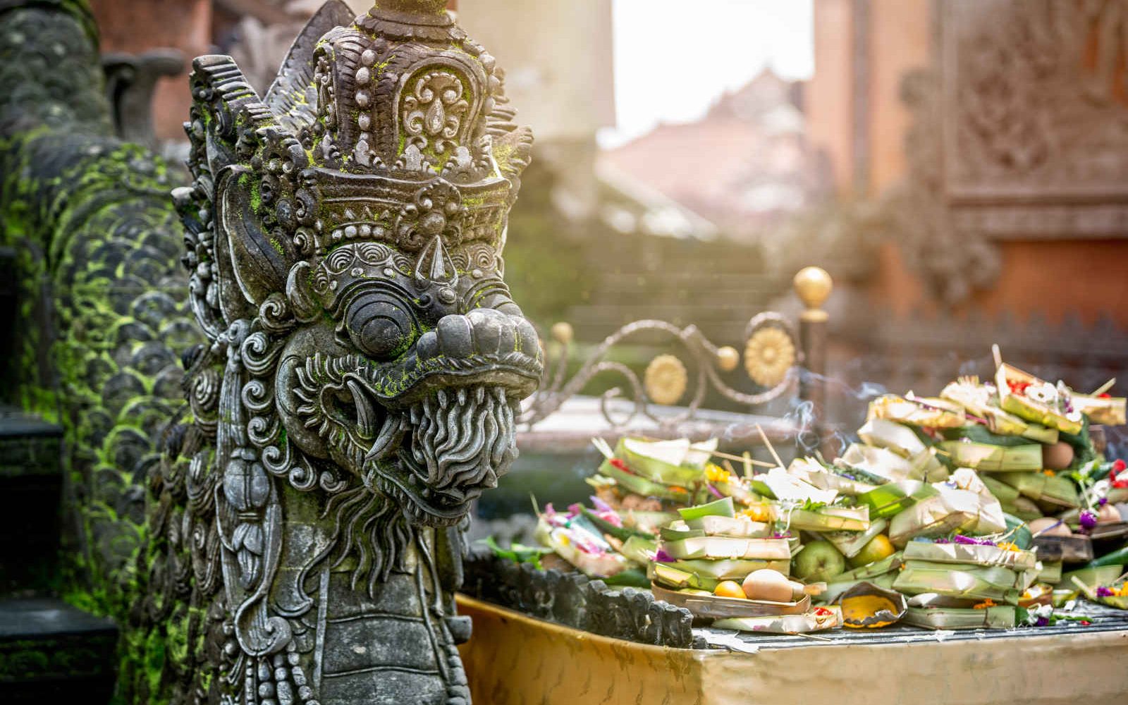 Temple à Ubud et offrandes au Dieu Dragon, Bali, Indonésie